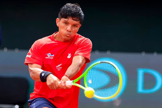 Tenis, Chile vs Espana. Copa Davis 2026. El jugador de Chile Matias Soto regresa la pelota frente a Martin Landaluce de Espana durante el partido de singles de la Copa Davis valido por la segunda ronda de clasificatorios para el Grupo Mundials, disputado en el Court Central Anita Lizana, Parque Estadio Nacional en Santiago de Chile. 20 09 2026 Pepe Alvujar Photosport Tenis, Chile vs Espana. Copa Davis 2026. Chilean player Matias Soto returns the ball to Spain s Martin Landaluce during the Davis Cup singles match valid for the second round of World Group qualifiers, played at the Anita Lizana Central Court, National Stadium Park in Santiago, Chile. 20 09 2026 Pepe Alvujar Photosport Chile vs Espana dia 2, Copa Davis 2026 