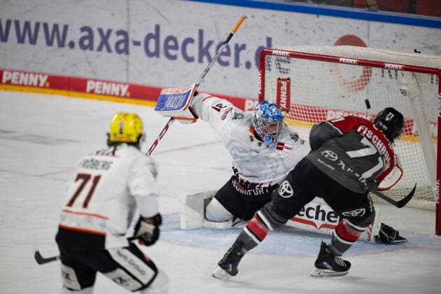 PENNY DEL 1 Cologne Sharks vs. Frankfurt Lions, Cologne, September 20, 2026 Daniel Fischbuch, Cologne Sharks, forward, 71 Adam Scheel, Löwen Frankfurt, Goaltender, 31 PENNY DEL 1 Kölner Haie vs. Löwen Frankfurt on September 20, 2026, at the Lanxess Arena in Cologne, Germany Copyright: xBEAUTIFULxSPORTS AndreasxDickx