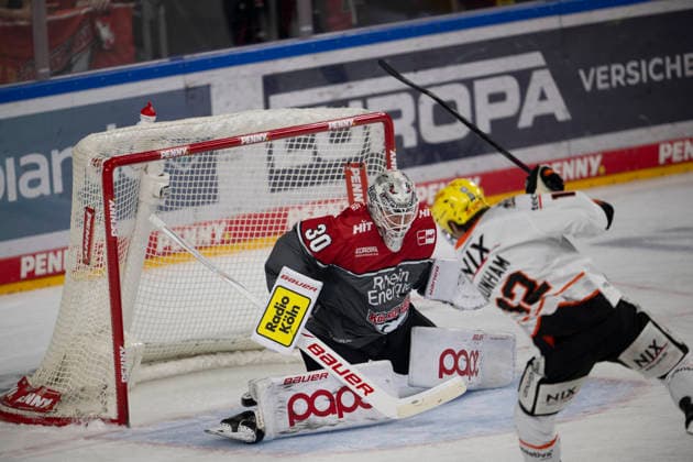 PENNY DEL 1 Cologne Sharks vs. Frankfurt Lions, Cologne, September 20, 2026 Janne Juvonen, Cologne Sharks, goaltender, 30 Noah Dunham, Löwen Frankfurt, forward, 12 PENNY DEL 1 Kölner Haie vs. Löwen Frankfurt on September 20, 2026, at the Lanxess Arena in Cologne, Germany Copyright: xBEAUTIFULxSPORTS AndreasxDickx