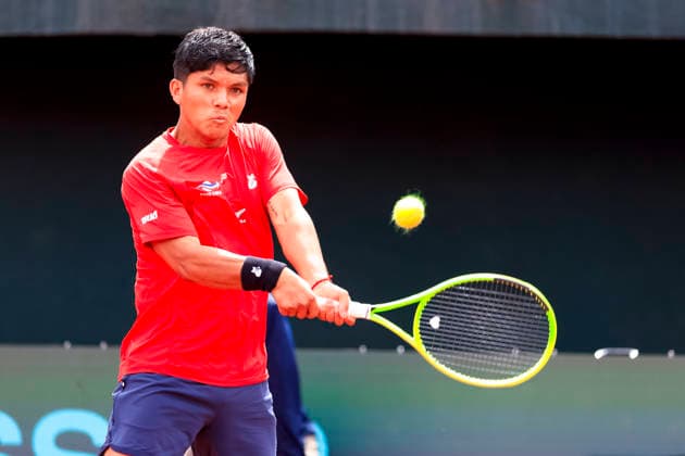 Tenis, Chile vs Espana. Copa Davis 2026. El jugador de Chile Matias Soto regresa la pelota frente a Martin Landaluce de Espana durante el partido de singles de la Copa Davis valido por la segunda ronda de clasificatorios para el Grupo Mundials, disputado en el Court Central Anita Lizana, Parque Estadio Nacional en Santiago de Chile. 20 09 2026 Pepe Alvujar Photosport Tenis, Chile vs Espana. Copa Davis 2026. Chilean player Matias Soto returns the ball to Spain s Martin Landaluce during the Davis Cup singles match valid for the second round of World Group qualifiers, played at the Anita Lizana Central Court, National Stadium Park in Santiago, Chile. 20 09 2026 Pepe Alvujar Photosport Chile vs Espana dia 2, Copa Davis 2026 