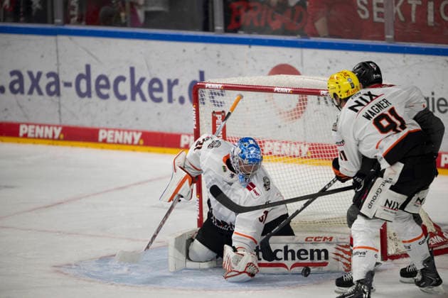 PENNY DEL 1 Cologne Sharks vs. Frankfurt Lions, Cologne, September 20, 2026 Adam Scheel, Frankfurt Lions, Goaltender, 31 Markus Ljungh, Kölner Haie, forward, 61 PENNY DEL 1 Kölner Haie vs. Löwen Frankfurt on September 20, 2026, at the Lanxess Arena in Cologne, Germany Copyright: xBEAUTIFULxSPORTS AndreasxDickx