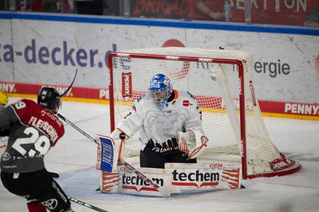 PENNY DEL 1 Cologne Sharks vs. Frankfurt Lions, Cologne, September 20, 2026; Tim Fleischer, Cologne Sharks, forward, 29 Adam Scheel, Löwen Frankfurt, Goalie, 31 PENNY DEL 1 Kölner Haie vs. Löwen Frankfurt on September 20, 2026, at the Lanxess Arena in Cologne, Germany Copyright: xBEAUTIFULxSPORTS AndreasxDickx