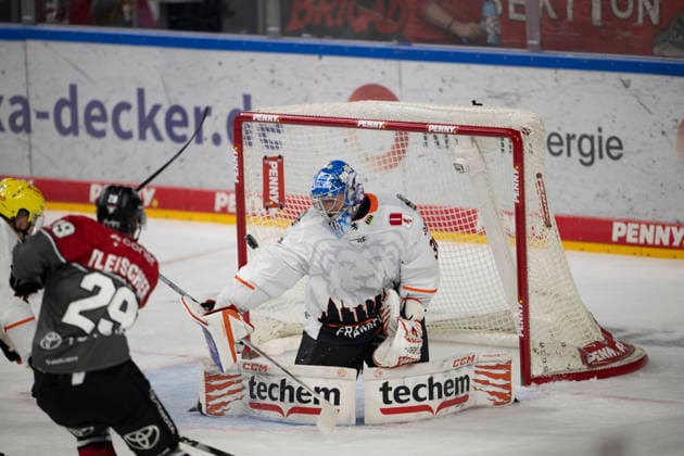 PENNY DEL 1 Cologne Sharks vs. Frankfurt Lions, Cologne, September 20, 2026; Tim Fleischer, Cologne Sharks, forward, 29 Adam Scheel, Löwen Frankfurt, Goalie, 31 PENNY DEL 1 Kölner Haie vs. Löwen Frankfurt on September 20, 2026, at the Lanxess Arena in Cologne, Germany Copyright: xBEAUTIFULxSPORTS AndreasxDickx