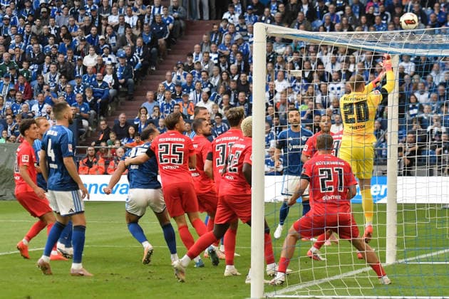 Penalty Area Scene: Nicolas Kristof Elversberg 20 Thwarts Schalke 20 Goal Opportunity 09 20 2026 ¢ Soccer ¢ FC Schalke 04 vs. SV 07 Elversberg, Veltins Arena, Gelsenkirchen, DFB and DFL regulations prohibit any use of photographs as image sequences and or quasi-video. NRW, Germany Copyright: xpepphotox xSaschaxWeizx pep00321, pep_20260920_sw