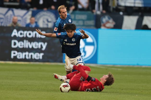 Satoshi Tanaka of FC Schalke 04 and Cole Campbell of SV 07 Elversberg during a match in the 2026–27 Bundesliga season: FC Schalke 04 vs. SV Elversberg. Copyright Thomas Pakusch Copyright: Thomas Pakusch