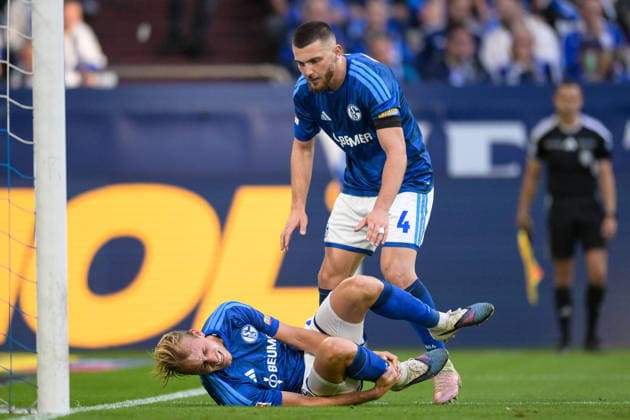 Soccer, Bundesliga 1, 20260920, FC Schalke 04 vs. SC 07 Elversberg. Pictured: Timo BECKER of Schalke, No. 5, lying injured on the ground. Gelsenkirchen, Veltins Arena, North Rhine-Westphalia, Germany Copyright: Passion2Press MarkusxFischerx