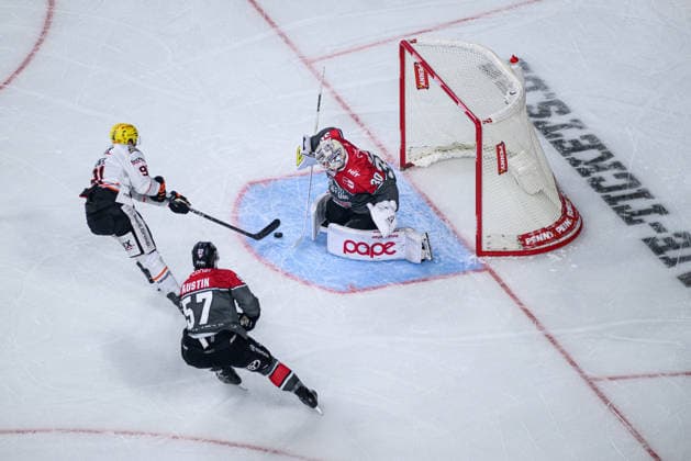COLOGNE, GERMANY - 20 SEPTEMBER, 2026: Austin Wagner, Brady Austin, Janne Juvonen - The PENNY DEL Ice hockey, Eishockey match Koelner Haie vs. Loewen Frankfurt at LANXESS arena.  Copyright: xVitaliixKliuievx