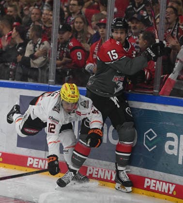 August 9, 2026, xophax, KEC, Ice Hockey, Haie LanxessArena: Kölner Haie vs. Löwen Frankfurt. From left to right: Noah Dunham (Frankfurt) and Luis Marc Aubry (KEC Cologne), Cologne