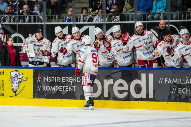 Taylor Vause of the Eisbären Regensburg, 91, high-fiving teammates on the bench after his goal to make it 0–1, GER, Ravensburg Towerstars vs. Eisbären Regensburg, ice hockey, DEL2 regular season, Matchday 2, 2026–2027 season, September 20, 2026, GER, Ravensburg Towerstars vs. Eisbären Regensburg, ice hockey, DEL2 regular season, Matchday 2, 2026–2027 season, September 20, 2026, Ravensburg Copyright: xEibner-Pressefoto MaximilianxRistx EP_MRT