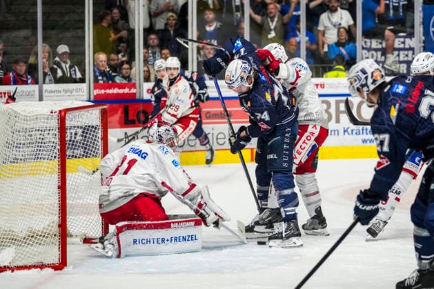Scoring chance for the 1-1 tie by Louis Latta of the Ravensburg Towerstars, 74, against Oskar Autio of the Regensburg Eisbären, 31, GER, Ravensburg Towerstars vs. Eisbaeren Regensburg, Ice Hockey, DEL2 Regular Season, Matchday 2, 2026–2027 Season, September 20, 2026, GER, Ravensburg Towerstars vs. Eisbären Regensburg, Ice Hockey, DEL2 Regular Season, Matchday 2, 2026–2027 Season, September 20, 2026, Ravensburg Copyright: xEibner-Pressefoto MaximilianxRistx EP_MRT