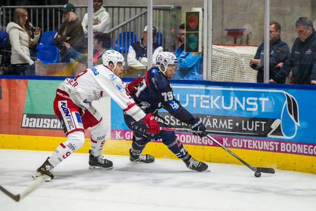 Pepino Langmeier, Eisbären Regensburg, No. 9, in a one-on-one battle against Ryan Odude, Ravensburg Towerstars, No. 79, GER, Ravensburg Towerstars vs. Eisbären Regensburg, ice hockey, DEL2 regular season, Matchday 2, 2026–2027 season, September 20, 2026, GER, Ravensburg Towerstars vs. Eisbären Regensburg, Ice Hockey, DEL2 Regular Season, Matchday 2, 2026–2027 Season, September 20, 2026, Ravensburg Copyright: xEibner-Pressefoto MaximilianxRistx EP_MRT