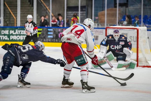 Philipp Mass (Ravensburg Towerstars), 25, vs. Cody Haiskanen (Eisbaeren Regensburg), 74, GER, Ravensburg Towerstars vs. Eisbaeren Regensburg, Ice Hockey, DEL2 Regular Season, Matchday 2, 2026–2027 Season, September 20, 2026, GER, Ravensburg Towerstars vs. Eisbären Regensburg, Ice Hockey, DEL2 Regular Season, Matchday 2, 2026–2027 Season, September 20, 2026, Ravensburg Copyright: xEibner-Pressefoto MaximilianxRistx EP_MRT