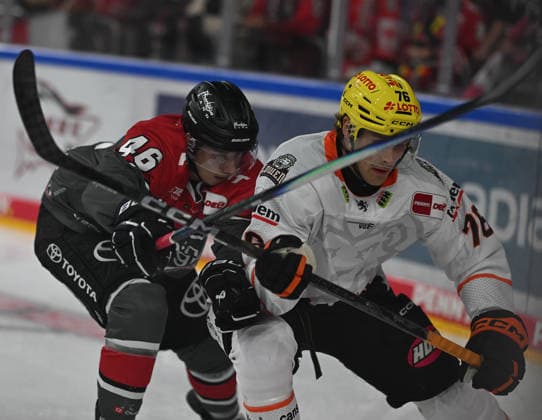 August 9, 2026, xophax, KEC, Ice Hockey, Haie LanxessArena Kölner Haie vs. Löwen Frankfurt. From left to right: Kevin Niedenz (KEC) and Daniel Wirt (Frankfurt). Cologne