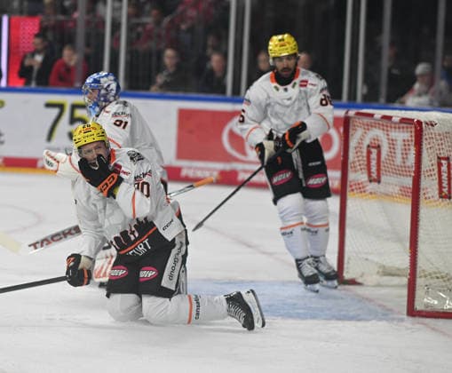 August 9, 2026, xophax, KEC, Ice Hockey, Haie LanxessArena: Kölner Haie vs. Löwen Frankfurt; from left to right: Fabio Kose, Adam Scheel, Cameron Brace—all from Frankfurt; Cologne