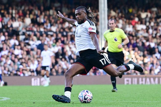 Fulham v Manchester United, ManU Premier League Fulham forward Alex Iwobi (17) takes a shot at goal during the Premier League match between Fulham and Manchester United at Craven Cottage, London, UK on 20 September 2026. London Craven Cottage Greater London UK Editorial use only DataCo restrictions apply See www.football-dataco.com , Copyright: xDennisxGoodwinx PSI-24932-0083