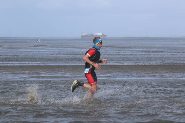A participant in the 2nd Red Bull Watt Run from the beach in Duhnen to Neuwerk and back. Because a strong westerly wind had pushed a lot of water into the southwestern part of the German Bight in the days leading up to the event, the course had to be adjusted.