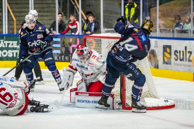 Scoring chance for the 2-2 tie by Nickolas Latta of the Ravensburg Towerstars, 14, against Oskar Autio of the Regensburg Eisbären, 31, GER, Ravensburg Towerstars vs. Eisbaeren Regensburg, Ice Hockey, DEL2 Regular Season, Matchday 2, 2026–2027 Season, September 20, 2026, GER, Ravensburg Towerstars vs. Eisbaeren Regensburg, Ice Hockey, DEL2 Regular Season, Matchday 2, 2026–2027 Season, September 20, 2026, Ravensburg Copyright: xEibner-Pressefoto MaximilianxRistx EP_MRT