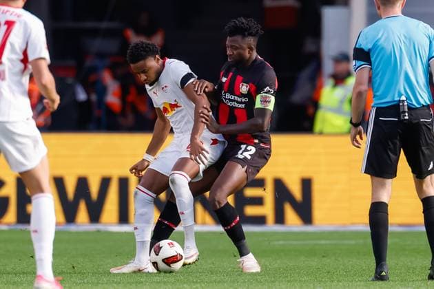 LEVERKUSEN - Christopher Nkunku of RB Leipzig battles for possession with Edmond Tapsoba of Bayer Leverkusen during the Bundesliga match between Bayer 04 Leverkusen and RB Leipzig at the BayArena on September 20, 2026 in Leverkusen, Germany. MARCEL TER BALS ANP Bundesliga 2026 27 xVIxANPxSportx xMarcelxterxBalsxIVx 569430652 originalFilename: 569430652.jpg