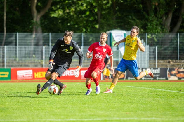 FSV goalkeeper Kevin Tittel, Kay Seidemann (GFC, center), and Max Hathaway (FSV, right) — Germany, soccer, men s, Northeast Regional League, 2026–2027 season, Matchday 9, Greifswalder FC vs. FSV 63 Luckenwalde