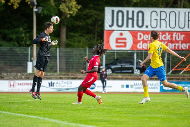 FSV goalkeeper Kevin Tittel (left) is in front of Gibson Adu (GFC) (center) with the ball. GER, Soccer, Men s, Northeast Regional League, 2026–2027 season, Matchday 9, Greifswalder FC vs. FSV 63 Luckenwalde