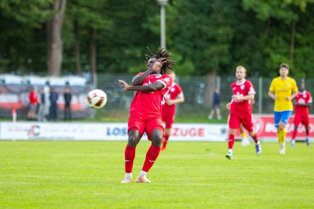 Gibson Adu GFC took a hard hit. Here, he gets hit in the face by the ball during a save by the goalkeeper. GER, Soccer, Men s, Northeast Regional League, 2026–2027 Season, Matchday 9, Greifswalder FC vs. FSV 63 Luckenwalde