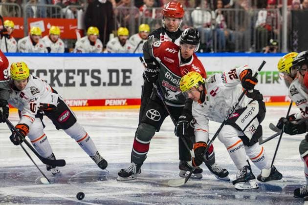 Ice Hockey: Penny DEL, Matchday 2—Cologne Sharks vs. Frankfurt Lions on September 20, 2026, at the Lanxess Arena in Cologne. Brandon Biro (Frankfurt), left: Gregor MacLeod (Cologne), center: Anthony Romano (Frankfurt), right: In accordance with the regulations of the DEL (German Ice Hockey League), the publication and reuse of these images in electronic media and on devices of any kind during the game is not permitted. xDMx
