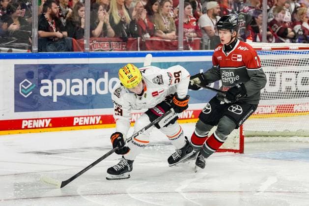 Ice Hockey: Penny DEL, Matchday 2—Cologne Sharks vs. Frankfurt Lions on September 20, 2026, at the Lanxess Arena in Cologne. Anthony Romano (Frankfurt), left: Carlos Händel (Cologne), right: In accordance with the guidelines of the DEL (German Ice Hockey League), the publication and further use of these images in electronic media and on devices of any kind is not permitted during the game. xDMx