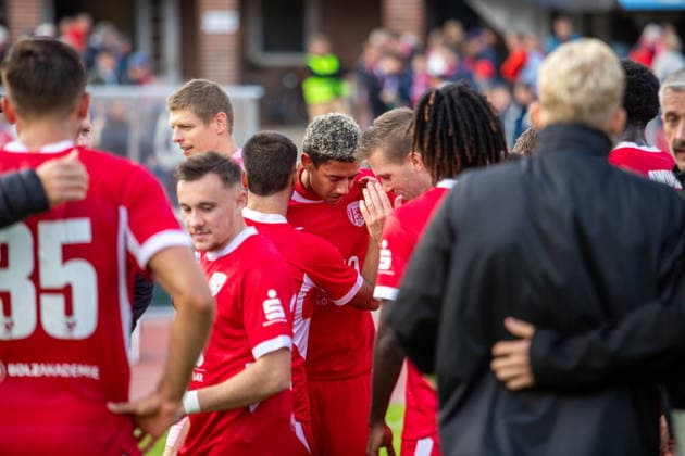 Comfort for the injured Collin Kroll Thiel of GFC; his teammates embraced him, GER, Soccer, Men s, Regionalliga Nordost, 2026–2027 season, Matchday 9, Greifswalder FC vs. FSV 63 Luckenwalde