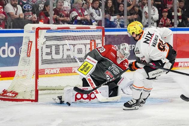 Ice Hockey: Penny DEL, Matchday 2—Cologne Sharks vs. Frankfurt Lions on September 20, 2026, at the Lanxess Arena in Cologne. Austin Wagner (Frankfurt, right) is stopped by Janne Juvonen (Cologne), on the left. In accordance with the regulations of the DEL (German Ice Hockey League), the publication and further use of the footage in electronic media and on devices of any kind during the game is not permitted. xDMx