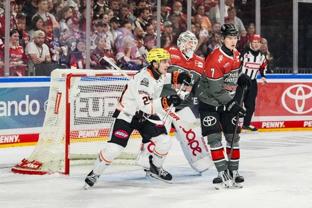 Ice Hockey: Penny DEL, Matchday 2—Cologne Sharks vs. Frankfurt Lions on September 20, 2026, at the Lanxess Arena in Cologne. Anthony Romano (Frankfurt), left: Janne Juvonen (Cologne), center: Carlos Händel (Cologne), right: In accordance with the guidelines of the DEL (German Ice Hockey League), the publication and further use of the images in electronic media and on devices of any kind during the game is not permitted xDMx