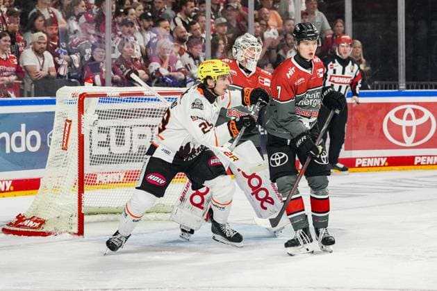 Ice Hockey: Penny DEL, Matchday 2—Cologne Sharks vs. Frankfurt Lions on September 20, 2026, at the Lanxess Arena in Cologne. Anthony Romano (Frankfurt), left: Janne Juvonen (Cologne), center: Carlos Händel (Cologne), right: In accordance with the guidelines of the DEL (German Ice Hockey League), the publication and further use of the images in electronic media and on devices of any kind during the game is not permitted xDMx