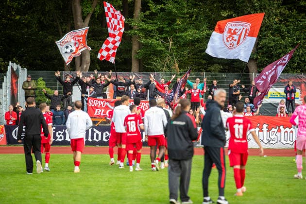 After the game, the Greifswalder FC players thanked the fans for their support. GER, Soccer, Men s, Northeast Regional League, 2026–2027 Season, Matchday 9, Greifswalder FC vs. FSV 63 Luckenwalde
