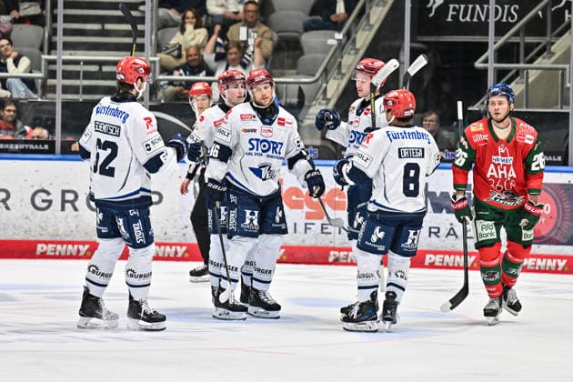Penny DEL: Augsburger Panther vs. Schwenninger Wild Wings, September 20, 2026, AUGSBURG, GERMANY September 20: The visiting fans celebrate after Philip FEIST of the Schwenninger Wild Wings scores to make it 6–3. Goal scorer joy during the Penny DEL match between the Augsburger Panther and the Schwenninger Wild Wings on Matchday 2 at Curt Frenzel Stadium Copyright: xBEAUTIFULxSPORTS Goldbergx