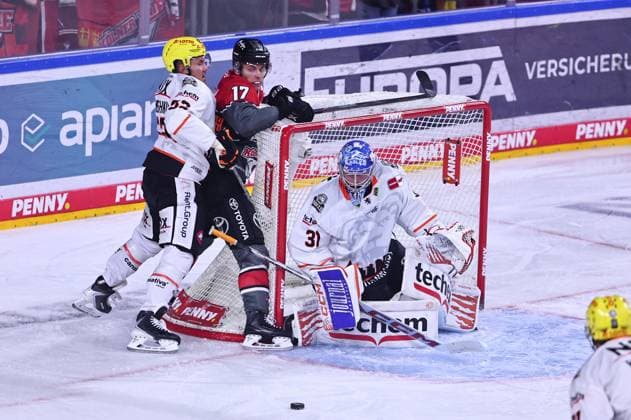 Maksim Matushkin of the Loewen Frankfurt, No. 52, in a one-on-one battle with Jan Luca Sennhenn of the Koelner Haie, No. 17, next to the goal of Adam Scheel of the Loewen Frankfurt, No. 31, GER, Kölner Haie vs. Loewen Frankfurt, Ice Hockey, PENNY DEL, Matchday 2, 2026–2027 Season, September 20, 2026, GER, Kölner Haie vs. Loewen Frankfurt, Ice Hockey, PENNY DEL, Matchday 2, 2026–2027 season, September 20, 2026, Cologne Copyright: xEibner-Pressefoto RenexWeissx EP_RWS
