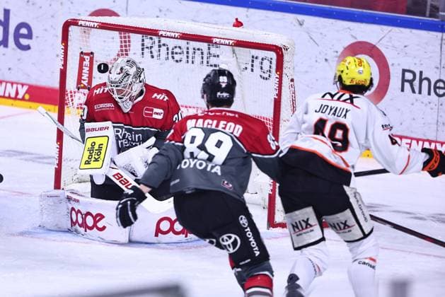 Janne Juvonen of the Kölner Haie, 30, makes the save on this shot, but the rebound finds the net, making it 1–2 for Frankfurt. GER, Kölner Haie vs. Löwen Frankfurt, Ice Hockey, PENNY DEL, Matchday 2, 2026–2027 season, September 20, 2026 GER, Kölner Haie vs. Löwen Frankfurt, Ice Hockey, PENNY DEL, Matchday 2, 2026–2027 season, September 20, 2026, Cologne Copyright: xEibner-Pressefoto RenexWeissx EP_RWS