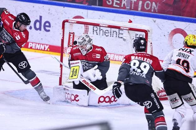 Janne Juvonen of the Kölner Haie, 30, makes the save on this shot, but the rebound finds the net, making it 1–2 for Frankfurt. GER, Kölner Haie vs. Löwen Frankfurt, Ice Hockey, PENNY DEL, Matchday 2, 2026–2027 season, September 20, 2026 GER, Kölner Haie vs. Löwen Frankfurt, Ice Hockey, PENNY DEL, Matchday 2, 2026–2027 season, September 20, 2026, Cologne Copyright: xEibner-Pressefoto RenexWeissx EP_RWS