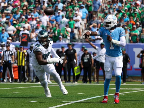 Sep 20, 2026; Nashville, TN, USA; Philadelphia Eagles defensive tackle Jalen Carter (98) rushes the pass of Tennessee Titans quarterback Cam Ward (1) during the NFL, American Football Herren, USA regular season game between the Philadelphia Eagles and Tennessee Titans at Nissan Stadium. Mandatory Credit: -Cal Media Nashville USA - ZUMAc04_ 20260920_zma_c04_019 Copyright: xStephenxFurstx