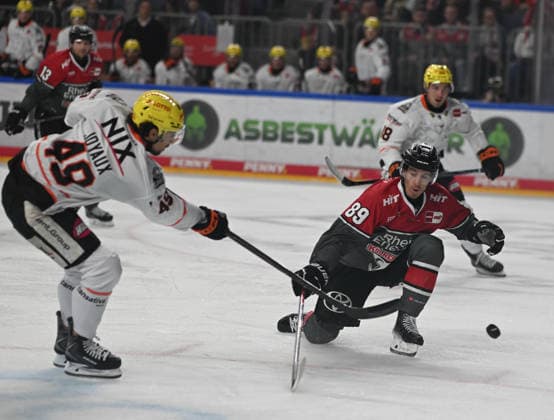 August 9, 2026, xophax, KEC, Ice Hockey, Haie LanxessArena: Kölner Haie vs. Löwen Frankfurt. From left to right: Michael Joyaux (Frankfurt) and Gregor Macleod (KEC Köln), Cologne