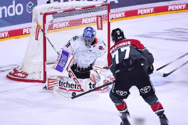 Adam Scheel of Löwen Frankfurt (31) stops this shot by Ryan MacInnis of Kölner Haie (77) – GER, Kölner Haie vs. Löwen Frankfurt, Ice Hockey, PENNY DEL, Matchday 2, 2026–2027 Season, September 20, 2026, GER, Kölner Haie vs. Loewen Frankfurt, ice hockey, PENNY DEL, Matchday 2, 2026–2027 season, September 20, 2026, Cologne Copyright: xEibner-Pressefoto RenexWeissx EP_RWS