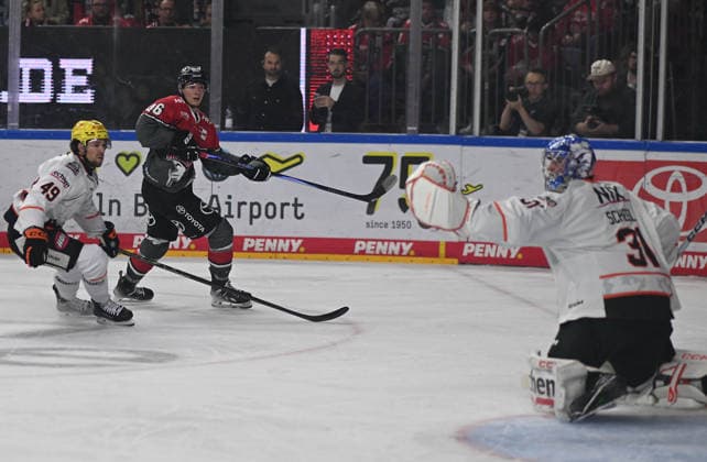 August 9, 2026, xophax, KEC, Ice Hockey, Haie LanxessArena: Kölner Haie vs. Löwen Frankfurt. From left to right: Michael Joyaux (Frankfurt), Kevin Nieten (KEC), and goalie Adam Scheel (Frankfurt). Cologne