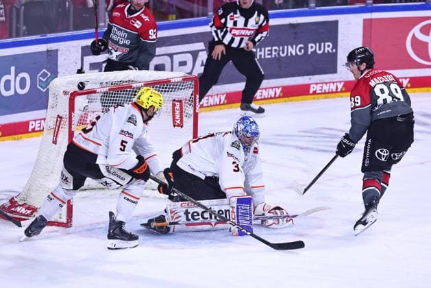 Gregor MacLeod of the Koelner Haie, No. 89, shoots the puck over the goal of Adam Scheel of the Loewen Frankfurt, No. 31 GER, Cologne Sharks vs. Frankfurt Lions, Ice Hockey, PENNY DEL, Matchday 2, 2026–2027 Season, September 20, 2026, GER, Kölner Haie vs. Loewen Frankfurt, ice hockey, PENNY DEL, Matchday 2, 2026–2027 season, September 20, 2026, Cologne Copyright: xEibner-Pressefoto RenexWeissx EP_RWS