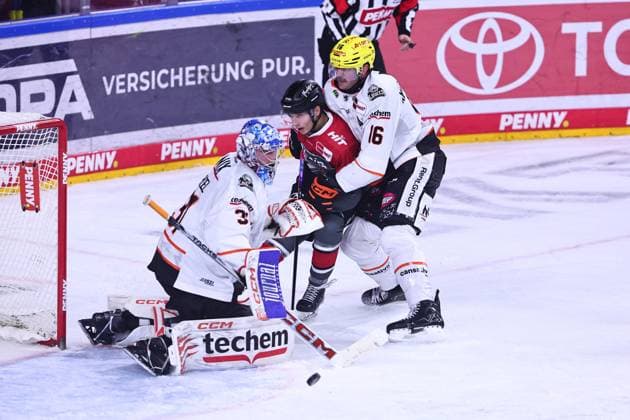 Kevin Niedenz of the Cologne Sharks, No. 46, in a one-on-one battle with Konrad Abeltshauser of the Frankfurt Lions, No. 16, next to the goal of Adam Scheel of the Frankfurt Lions, No. 31, GER, Kölner Haie vs. Löwen Frankfurt, Ice Hockey, PENNY DEL, Matchday 2, 2026–2027 Season, September 20, 2026 GER, Kölner Haie vs. Löwen Frankfurt, Ice Hockey, PENNY DEL, Matchday 2, 2026–2027 Season, September 20, 2026 Cologne Copyright: xEibner-Pressefoto RenexWeissx EP_RWS