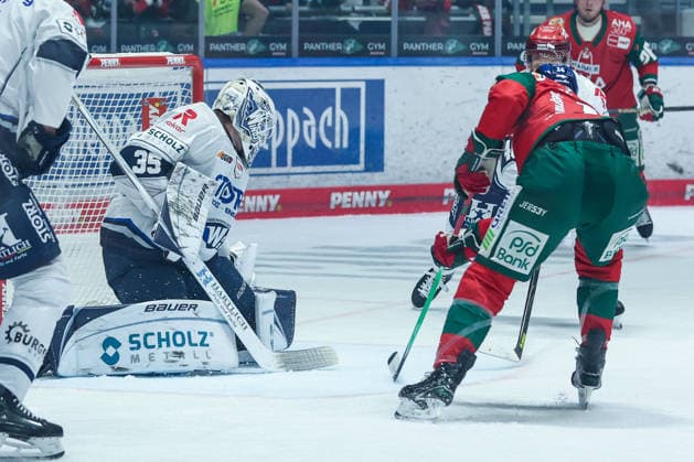 Augsburg, Germany, September 20, 2026 PENNY DEL 2026–2027, Game 2: Augsburg Panthers vs. Schwenninger Wild Wings. Pictured, from left, in a one-on-one battle: goalie Simon Wolf (Schwenningen) and Donald Busdeker (Augsburg). Copyright: xFotostandx xStiebertx