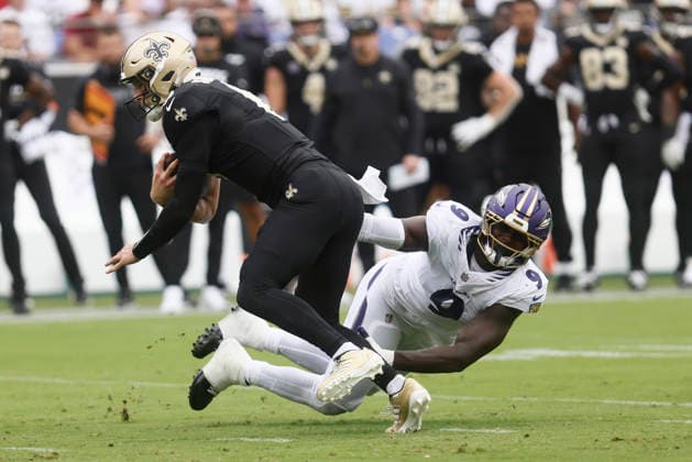 New Orleans Saints quarterback Tyler Shough (6) under pressure by Baltimore Ravens linebacker Zion Young (9). Sep 20, 2026; Baltimore, MD, USA; at M&T Bank Stadium. Mandatory Credit: -Cal Media NFL, American Football Herren, USA 2026: Saints Vs Ravens SEP 20  - ZUMAc04_ 20260920_zma_c04_027 Copyright: xMikexBuscherx