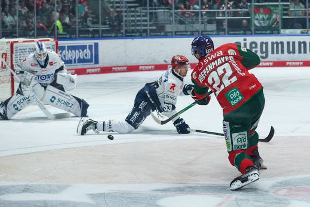 Augsburg, Germany, September 20, 2026 PENNY DEL 2026–2027 Game 2: Augsburg Panthers vs. Schwenningen Wild Wings Pictured from left in a one-on-one battle: goalie Simon Wolf of Schwenningen, Alex Trivellato (Schwenningen) and Noel Hoefenmayer (Augsburg) Copyright: xFotostandx xStiebertx