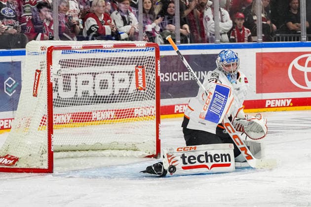 Ice Hockey: Penny DEL, Matchday 2—Cologne Sharks vs. Frankfurt Lions on September 20, 2026, at the Lanxess Arena in Cologne. Adam Scheel (Frankfurt) successfully blocks a Cologne shot on goal. In accordance with the guidelines of the DEL (German Ice Hockey League), the publication and further use of the footage in electronic media and on devices of any kind during the game is not permitted. xDMx