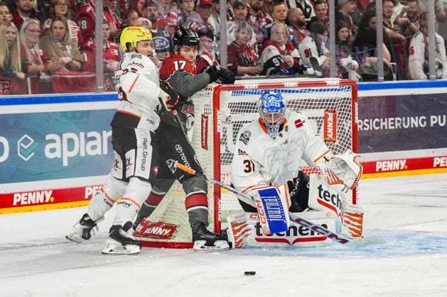 Ice Hockey Penny DEL Matchday 2: Kölner Haie vs. Löwen Frankfurt on September 20, 2026, at the Lanxess Arena in Cologne. Maksim Matushkin (Frankfurt), left: Jan Luca Sennhenn (Cologne), center: Adam Scheel (Frankfurt), right: In accordance with the regulations of the DEL (German Ice Hockey League), the publication and further use of the footage in electronic media and on devices of any kind during the game is not permitted. xDMx