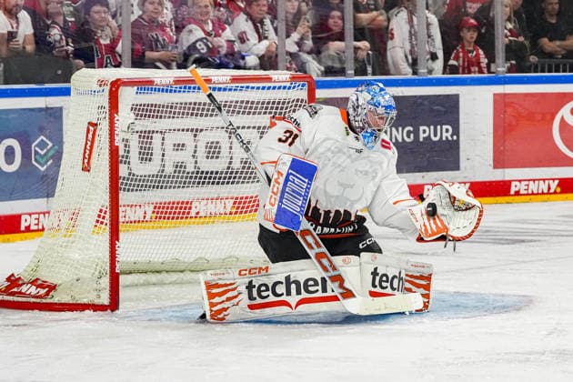 Ice Hockey: Penny DEL, Matchday 2—Cologne Sharks vs. Frankfurt Lions on September 20, 2026, at the Lanxess Arena in Cologne. Adam Scheel (Frankfurt), catches the puck. According to the regulations of the DEL (German Ice Hockey League), the publication and reuse of footage in electronic media and on devices of any kind during the game is not permitted. xDMx