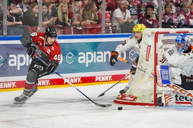 Ice Hockey: Penny DEL, Matchday 2—Cologne Sharks vs. Frankfurt Lions on September 20, 2026, at the Lanxess Arena in Cologne. Kevin Niedenz (Cologne), on the left, shoots the puck toward the Frankfurt goal. In accordance with the regulations of the DEL (German Ice Hockey League), the publication and further use of the footage in electronic media and on all types of devices is not permitted during the game. xDMx
