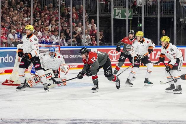 Ice Hockey: DEL 2 Match Day – Kölner Haie vs. Löwen Frankfurt on September 20, 2026, at the Lanxess Arena in Cologne. Heavy traffic in front of goalkeeper Adam Scheel (Frankfurt). In accordance with the guidelines of the DEL (German Ice Hockey League), the publication and reuse of the footage in electronic media and on electronic devices of any kind is not permitted while the game is in progress xDMx